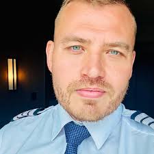 Vuela alto con Viva Aerobus como Primer Oficial! ✈️💚 👉 Postúlate  escaneando nuestro QR o🔗 Da clic al link: https://bit.ly/49Wge5N  🔔Recuerda: Nuestras convocatorias se publican unicamente en las redes  oficiales de Talento