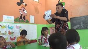 Oh itu lagi dibelakang, ooh, iya udah azfan sepulang sekolah sudah bingung mencari dewi. Mengenal Sriyono Difabel Pendiri Sekolah Gratis Di Blora