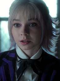 Enid Sinclair y Wednesday Addams en la Temporada 2