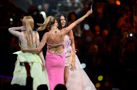 Last update april 6, 2016. Topless Protestors Ambush Heidi Klum On Top Model Finale Business Insider