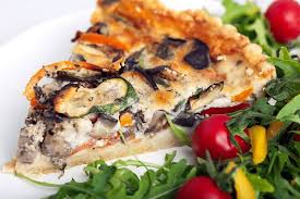 Ripiegate il lembo inferiore sopra le melanzane 13 e arrotolate la striscia di sfoglia 14 in modo da ottenere delle roselline 15: Torta Di Pasta Sfoglia Con Patate Zucchine E Melanzane Irrinunciabile