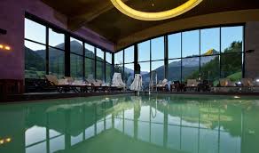 Sky Spa Schwimmbad Uber Den Dachern Von Solden Mit Blick Auf Die Bergwelt Hotels Design Hotel Wellnesshotel