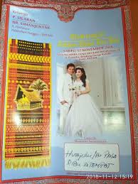 Kata kata pembuka undangan pernikahan batak gokhon dohot jou jou dohot hormat,dibagasan asi dohot holong na sian tuhanta, marhite surat on, ro do hami manggokhon huhut manjou hamu nahuparsangapi hami, raja ni dongan tubu, raja ni boru, bere, pariban, dohot ale ale, lumobidihamu raja ni hula hula dohot tulang nami, asa. Contoh Surat Undangan Pernikahan Batak Nusagates
