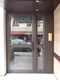 Magnifique porte ancienne de style renaissance. Serrurerie Ap15s 111 Rue Cambronne Paris 75015 Dispose De Differentes Solutions De Portes Pour Equiper Les Entrees D Immeubles En Aluminium Ou En Acier Concue Pour Lutter Contre Le Vandalisme Serrurerie Paris