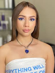 El enfoque principal en este maquillaje fueron los ojos con este delineado  azul 💙🦋