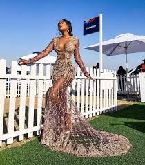 Learn more about where to buy affordable prom dresses online from brad's deals. Este Posibil Ca Imaginea SÄ ConÅ£inÄ 1 PersoanÄ Stand In Picioare Si In Aer Liber Dresses Prom Girl Dresses Glam Dresses