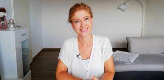 In vidoemo person watching videos now. Packen Sie Den Neuen Cochlear Nucleus Kanso 2 Zusammen Mit Uns Aus Cochlear Family News