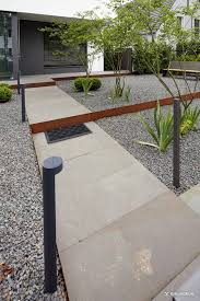 Geradlinige Gartengestaltung Mit Grossen Platten Aus Naturstein Und Elementen Aus Cortenst Gartengestaltung Moderne Gartenentwurfe Moderne Landschaftsgestaltung