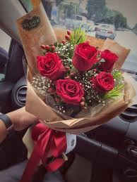 Mazzo di 24, 50 o 100 rose rosse a gambo lungo. Mazzi Floreali 214 Mazzo Di Fiori Fiori Mazzo Di Rose