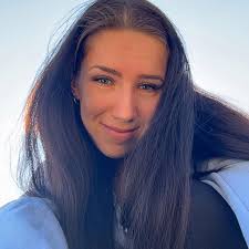 Gestern haben Tina Ritschl und Philipp Bergsmann wieder ein paar schwierige  Dilemmas der Ö3-Gemeinde zu lösen gehabt. Opa ist nicht happy, dass die  Enkelin in ihrem geschenkten Auto den Familienhund transportiert. 🐕