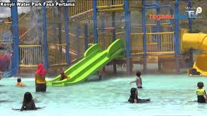 Mempunyai 22 buah replika monumen dan masjid terkenal dari seluruh dunia dan juga replika kincir air tradisional.; Kenyir Water Park Kuala Berang Terengganu Gokelah