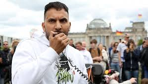 Keine woche ohne news von attila hildmann: Germania Il Cuoco Negazionista Attila Hildmann E Sfuggito All Arresto Forse Grazie A Una Talpa La Repubblica