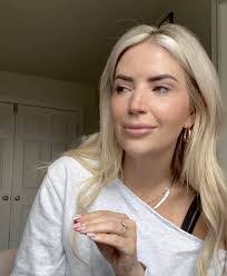 Janette Page's Instagram, Twitter & Facebook