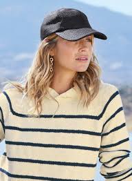 Estella Tasche's Instagram, Twitter & Facebook