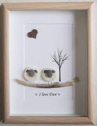 dies ist eine schone kleine kiesel kunst eingerahmt bild 2 schafe love i ewe von mir selbst mit kieselsteinen nadel han in 2021 pebble art rock crafts stone crafts