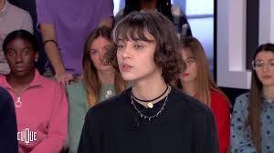 Le 18 novembre, la jeune chanteuse égyptienne shyma a été arrêtée pour un clip vidéo jugé indécent dans lequel elle simule une fellation sur différents fruits dans une salle de classe. La Chanteuse Pomme En Live A L Autoharpe Dans Clique
