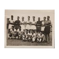 Julinho, figlio di un droghiere di san paolo, fece il suo esordio nel luglio del 1950 nella juventus, una squadra minore di san paolo, per poi passare, sette mesi dopo, alla più blasonata portuguesa, per circa 400 000 lire dell'epoca. Rara Fotografia Da Selecao Brasileira De Futebol Circa
