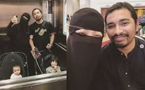 Fynn jamal memuatnaik foto anaknya, arjuna yang lengkap memakai ihram dengan caption menyayat hati. Kilang Susu Tutup Dah Jadilah Empat Orang Fynn Jamal Gempak