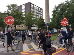 Streckenweise gelten zudem unterschiedliche geschwindigkeitsbegrenzungen. Demo Fur Ruckbau Der Ampel Subbelrather Strasse Innere Kanalstrasse Klima Freunde Koln