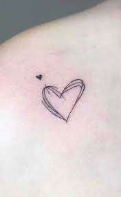 tatuagem feminina de coração pequeno | Tatuagem, Tatuagem de coração no ombro, Tatuagens femininas coração