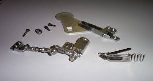 Attrezzatura bordatrice oscillante per il braccio della macchina