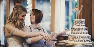 Jun 05, 2015 · pasifae, sposa di minosse, mette al mondo questa particolare creatura dall'aspetto per metà simile ad un uomo (arti superiori e busto), e per metà somigliante ad un toro (del quale ha la testa, la coda, gli zoccoli e la pelliccia). Matrimonio Gay Meredith Sposa Kat E Posta Gli Scatti Su Tumblr Il Web Si Emoziona Foto L Huffpost