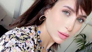 نشرت الفاشینیستا الكويتية الدكتورة خلود صورة من داخل غرفة العمليات أثارت قلق متابعيها على مواقع التواصل الإجتماعي، وظهرت الدكتورة خلود في الصورة. 4vkfdjiqy Ldm