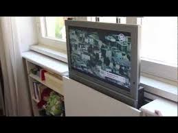 Verstecken Sie Den Fernseher Mit Dieser Genialen Automatischen Halterung Youtube Fernseher Verstecken Ikea Tv Fernseher Im Schlafzimmer