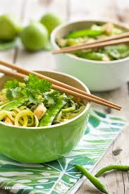 thai zoodles zucchini noodles with pak choi lemongrass lime ginger peas green curry paste tofu sesam rezepte zoodle rezepte tofu
