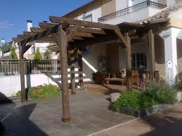 Para jugar con las luces y sombras una pérgola de madera se denomina a la estructura abierta con posibilidad combinar toldos, lamas o cristales, según sus necesidades o gustos. Pergolas Prefabricadas De Madera