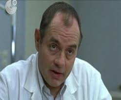 D. Keine Aufregung 1. Alex' Mutter, Christiane Kerner, liegt seit acht  Monaten im Koma. Was passiert zu Beginn dieses Filmauss