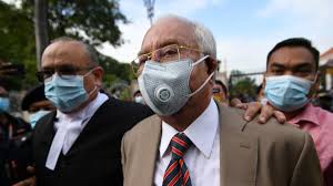 Former malaysian prime minister najib razak, center, wearing a face mask with his supporters arrives at courthouse in kuala lumpur, malaysia, july 28, 2020. Najib Trial Former Malaysian Prime Minister Guilty On Seven Charges Related To 1mdb Scandal Cnn