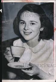 1952 Press Photo Eileen Jeffrey New York Spending spree