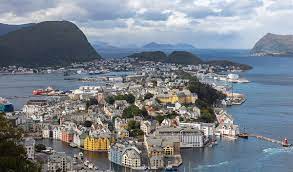 Ålesund ligger yterst ved fjordsystemene på sunnmøre og omfatter øyene hessa (4 km2) i. Alesund Wikipedia