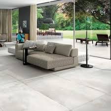 Graue Fliesen Wohnzimmer Wohnzimmer Fliesen Grau In 2020 Concrete Interiors House Flooring Living Room Tiles