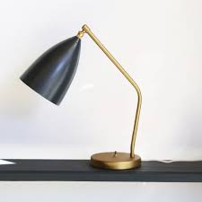 Profitez des meilleures répliques de meubles design! Gubi Grashoppa Table Lamp Manon Bis