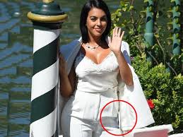 Il colore del vestito visibile in una foto messa online dalla cantante scozzese caitlin mcneill sul suo tumblr è diventato l'argomento più discusso su internet nel fine settimana: Georgina Rodriguez E La Gaffe Dell Etichetta Attaccata Alla Giacca La Verita Sul Guardaroba Di Venezia Corriere It