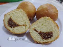 Tepung terigu segitiga • telur • gula • susu bubuk • air • mentega • garam • gula 25 buah; D Laiqa Arena Roti Goreng Isi Bumbu Kacang