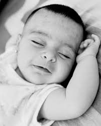 Este pequeño gran choque de puños no es solo un saludo; es el sello de un  amor incondicional que acaba de comenzar. Han pasado 60 días , y ya somos  el mejor