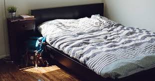 Untuk tata ruang pada desain kamar tidur sederhana anda dapat meletakkan tempat tidur di tengah ruangan, anda perlu menghindari meletakkan tempat tidur pada posisi depan. Yuk Desain Kamar Kos Bergaya Vintage Dengan Cara Mudah Ini