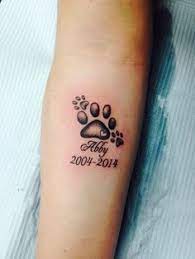 Nechávají si na různé části těla vytetovat otisk tlapky svého psa. Dog Memorial Tattoos Pfoten Tattoo Tatowierungen Tattoo Ideen