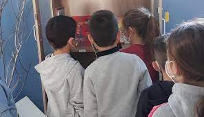 Στη μαρία τσάκος αναφέρεται με ανάρτησή του ο ευάγγελος βενιζέλος.η μαρία τσάκος πέθανε σε ηλικία 49 ετών. Biblio8hkh Apo To Idryma Maria Tsakos Sto Dhmotiko Kardamylwn Astraparhs Xios