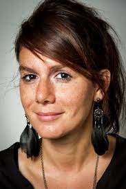 'zoveel kwetsbare groepen werden tijdens deze crisis vergeten'. Bio Fatma Taspinar Showbizzsite
