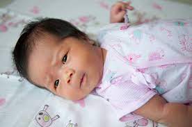 Perkembangan bayi usia 9 bulan untuk mengkombinasikan beberapa kata saat berbicara juga tampak semakin handal. Bayi Dan Anak Muntah Mana Yang Normal Dan Berbahaya Hello Sehat