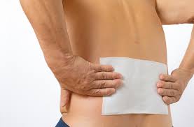 腰痛の腰に湿布薬を貼っているシニア Stock 写真 | Adobe Stock