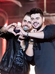 Самые новые твиты от missionário r. Cristiano Brinca Com Foto De Ze Neto E Diz Nao Poder Usar Sunga Ao Seu Lado 02 05 2021 Uol Tv E Famosos