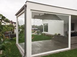 Terrasse Schiebeturen Glas Massangefertigte Windschutzlosungen Fur Terrasse Terrassen Schiebetur Glasschiebetur Schiebetur Glas