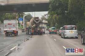 屯門公路（ tuen mun road ）係香港第一條高速公路，喺新界大陸西南岸，駁住荃灣同屯門，佢底下或者則邊附近係青山公路。. å±¯é–€å…¬è·¯2è»Šç›¸æ'žå¾€å…ƒæœ—è»Šé¾é€¾10å…¬é‡Œ
