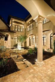 Mediterranean Tuscan Style Home The Courtyard Is An Extension Of The Interior Love This So Welcoming Tuscan Style Homes Tuscan House Mediterranean Homes