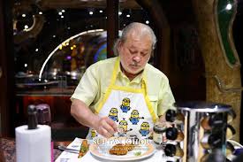 Di rumah adhi hanya ada seorang pembantu yang sudah tua yang bertugas sebagai tukang masak dan mencuci. Aksi Sultan Johor Masak Lamb Chop Sambil Pakai Apron Minion